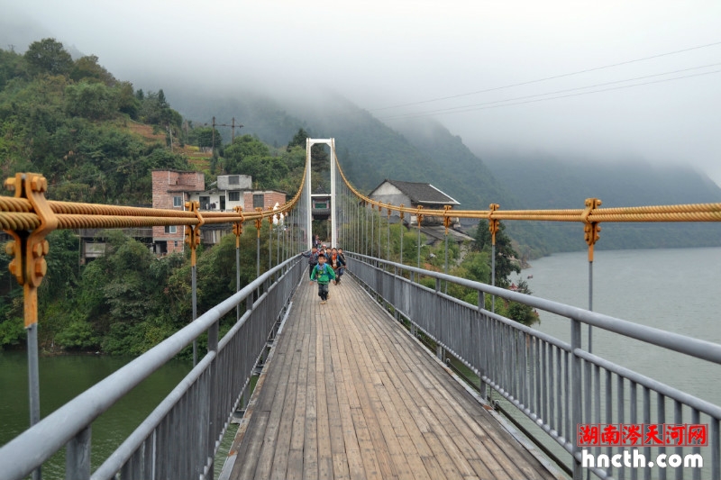 《山里·山外》（张荣河　摄）